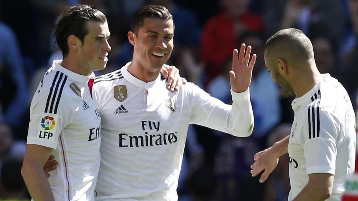 Bale, Cristiano y Benzema celebran un gol al Granada en el Bernabéu.