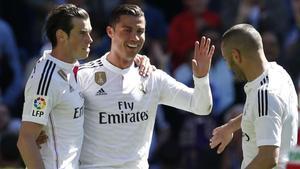 Bale, Cristiano y Benzema celebran un gol al Granada en el Bernabéu.