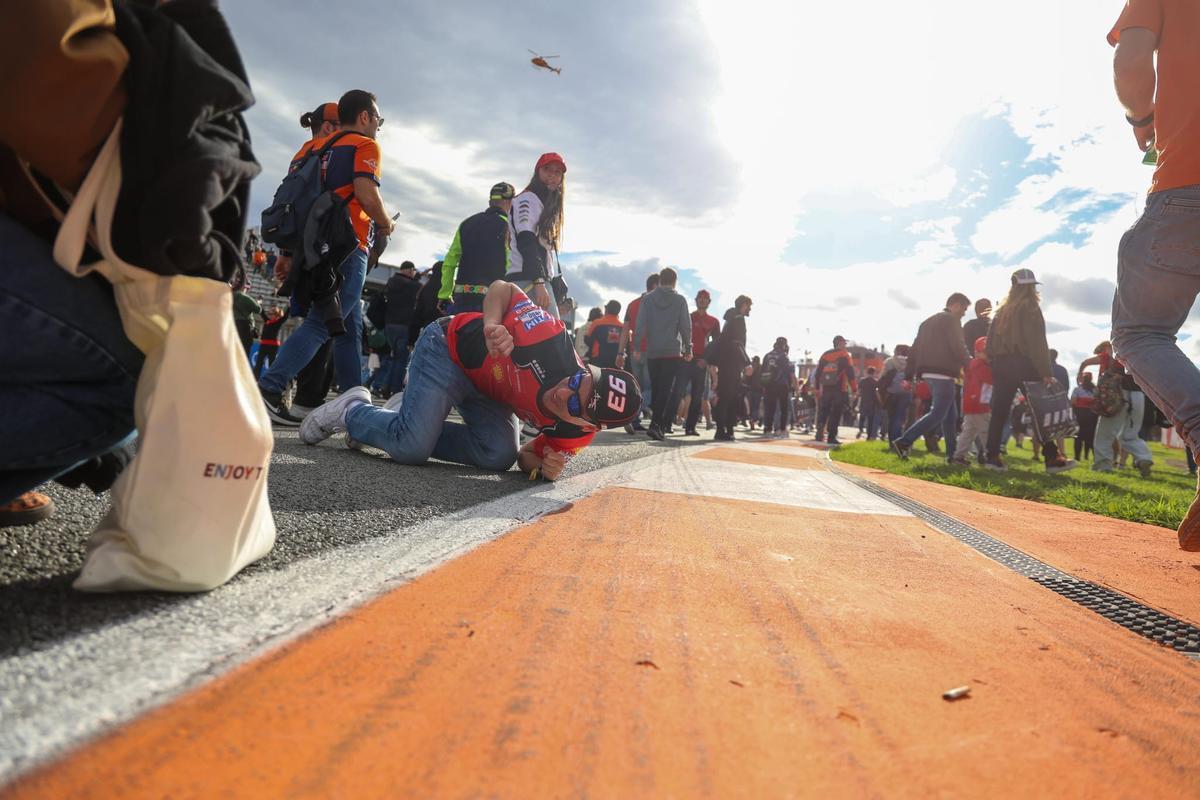 Miles de aficionados invadieron la pista al final para ver el podio de MotoGP
