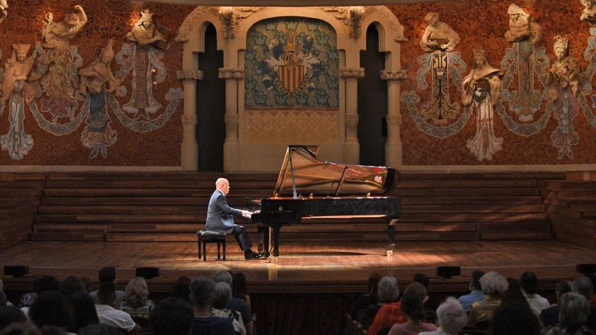 zentauroepp53958017 el pianista albert guinovart durant un concert al palau de l200702141942