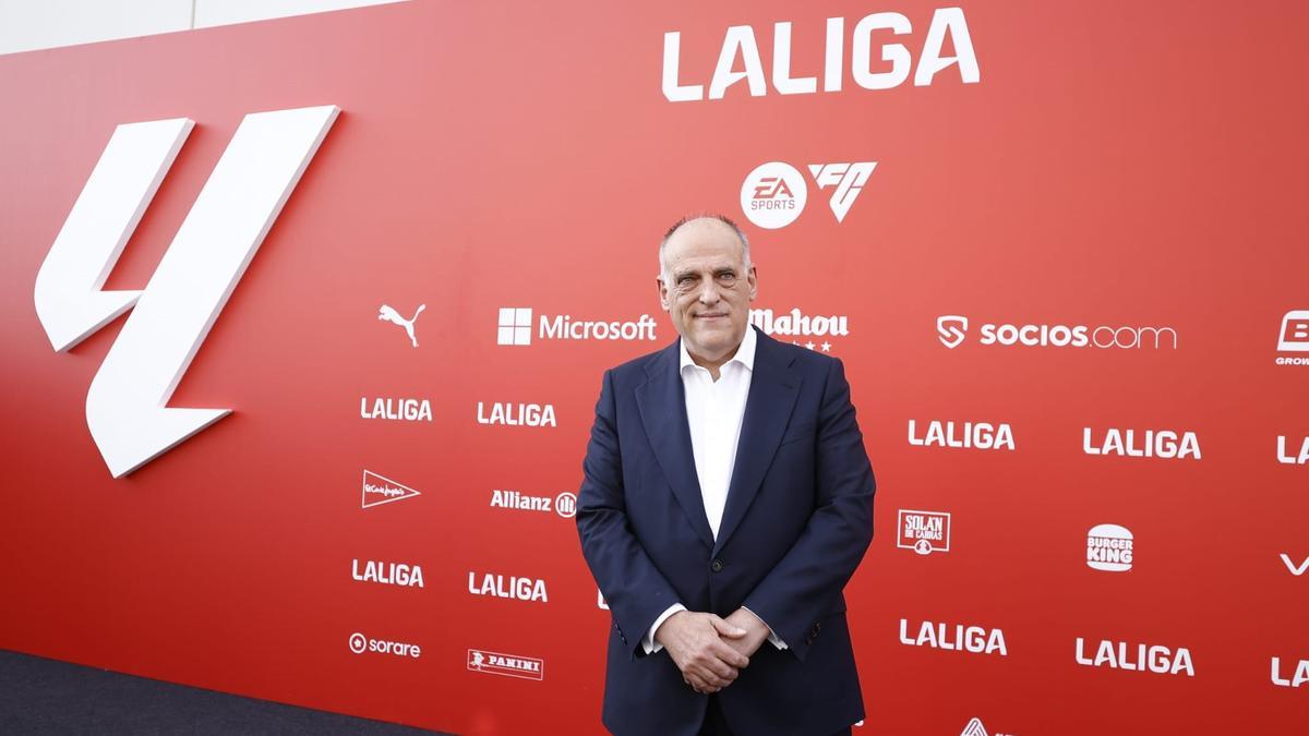 El president de LaLiga, Javier Tebas, amb el nou logotip de la competició