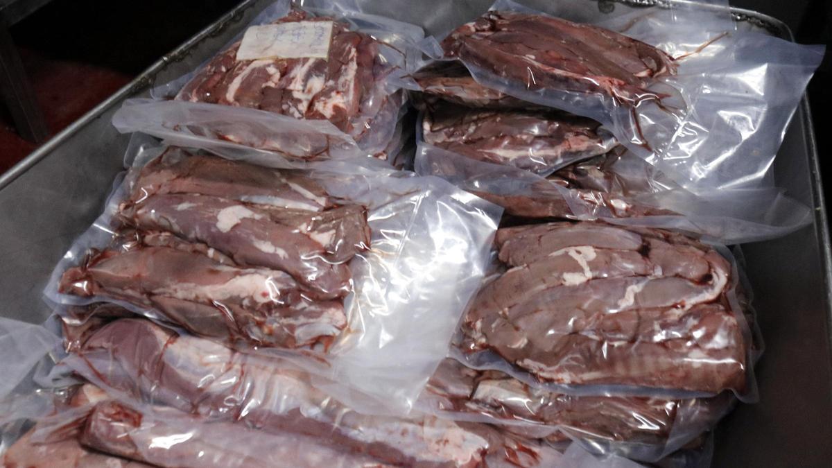 Paquets amb carn de senglar envasada a l'interior de l'empresa gironina Lantxaga de Fornells de la Selva.