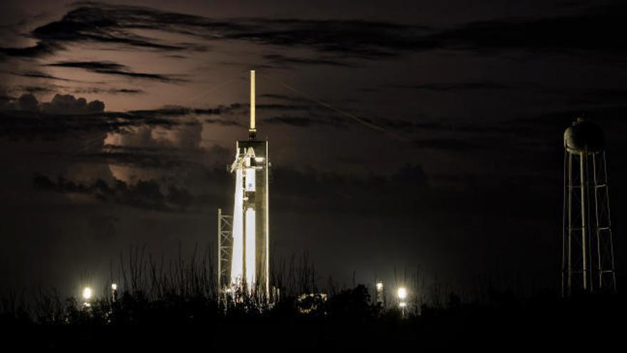 Los astronautas del primer vuelo espacial tripulado de SpaceX se preparan para el lanzamiento