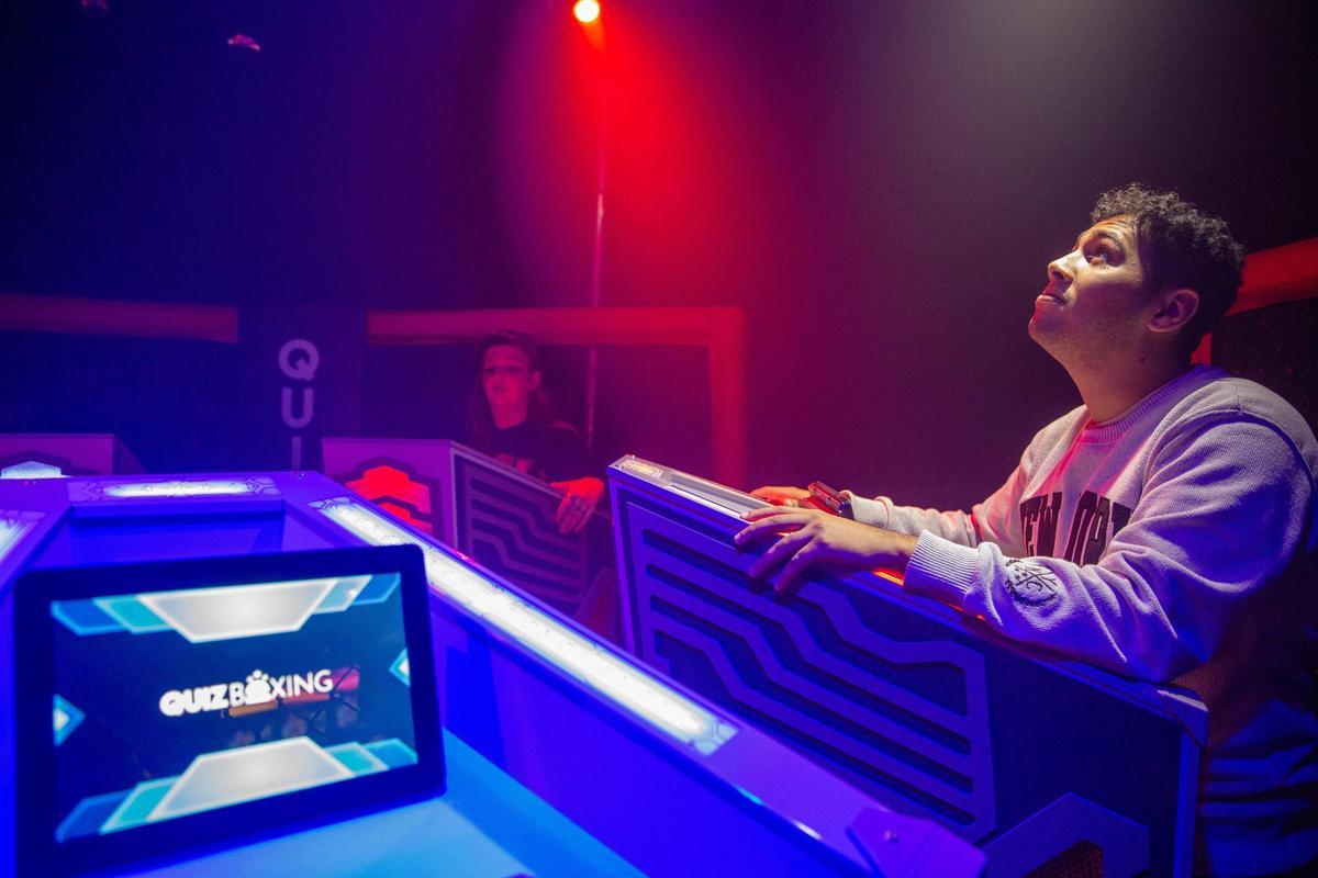 Así es GameSide, el nuevo complejo de ocio inmersivo de Terrassa con juegos de acción, QuizShow y karaoke