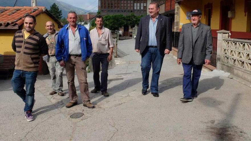 Jesús Fernández y Ramón Argüelles, con un grupo de vecinos de Parana.