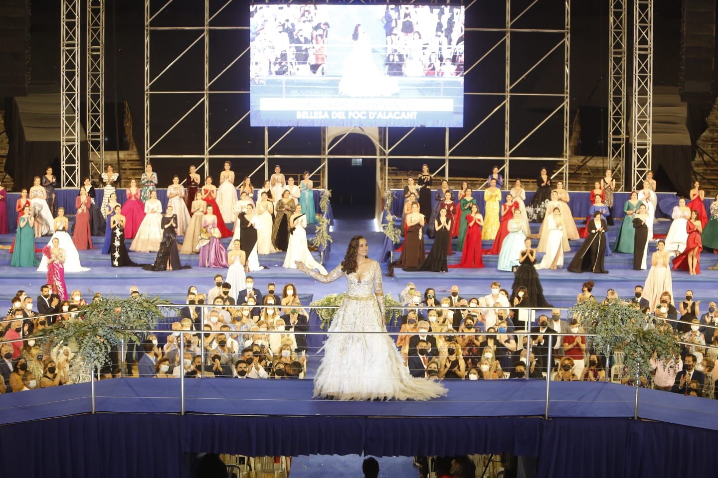 Las 79 aspirantes a Bellea del Foc desfilan en la Gala de Candidatas tras un año de espera