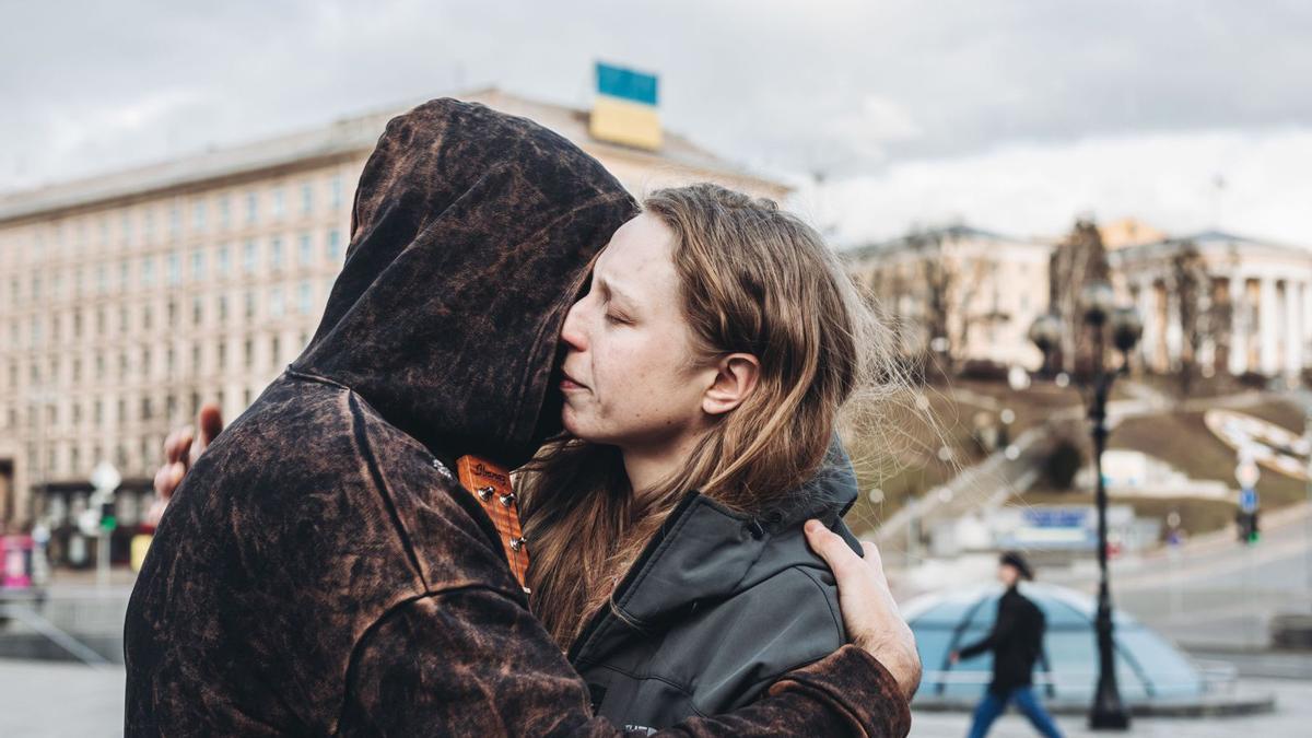 Una pareja se abraza, ayer, en la plaza Maidán, en el corazón de Kiev. 