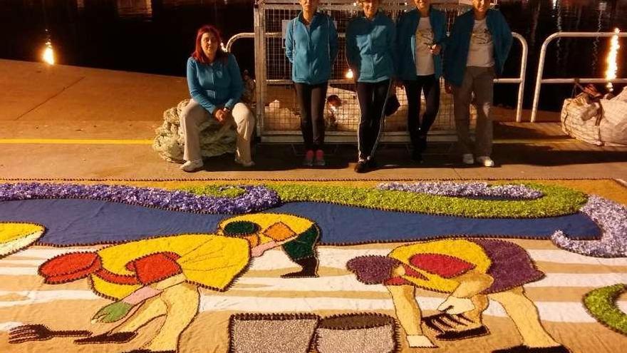 Los miembros de &quot;El Pampillo&quot;, con su alfombra floral.