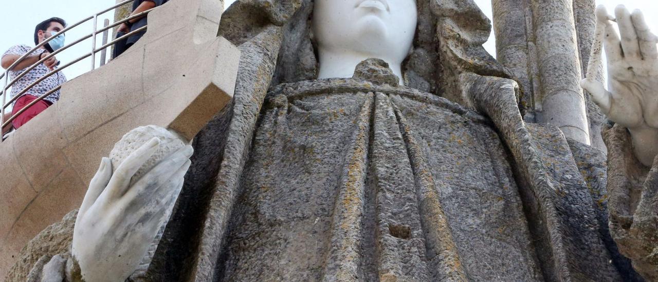 Parte frontal de la Virgen
de la Roca, con el hueco del 
fragmento desprendido
en el pecho.   | // MARTA G. BREA