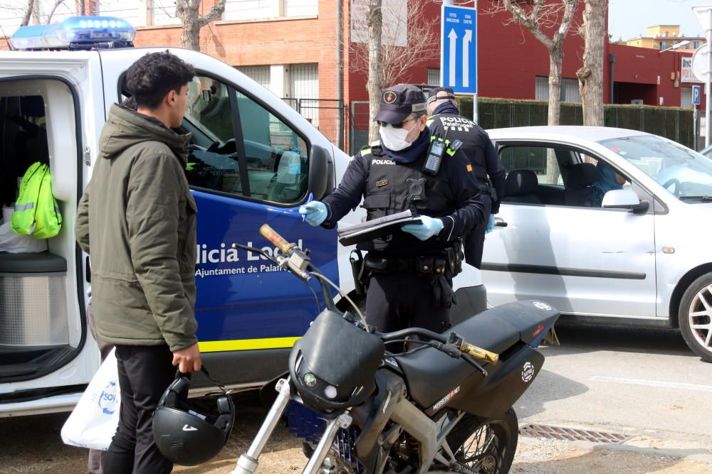 Agents de la Policia Local de Palafrugell fent controls pel Covid-19