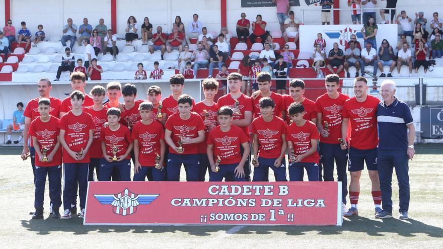 Cadetes B, homenajeados en el Campo de O Morrazo. Son del Alondras, de esas categorías inferiores que últimamente están dando tantos frutos. Son un ejemplo de que la cantera tiene futuro, de que hay que seguir perseverando en este empeño.