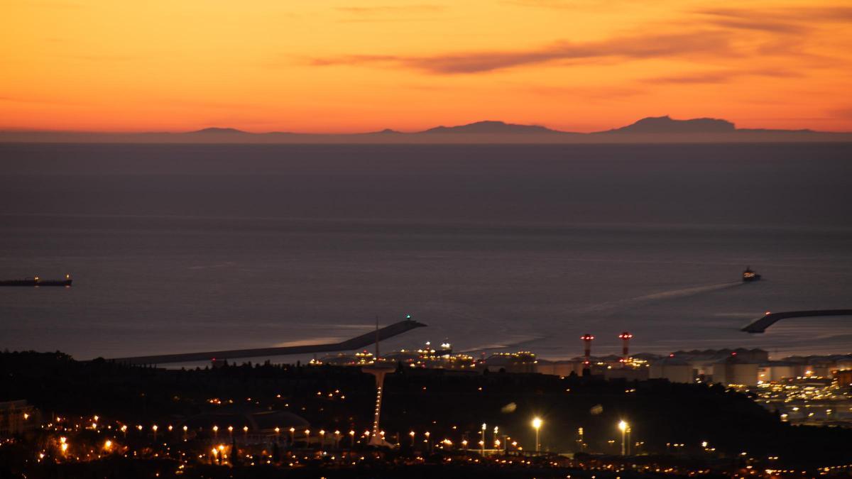 Mallorca bien visible desde el Observatori Fabra de Barcelona al amanecer del 12 de diciembre del 2023