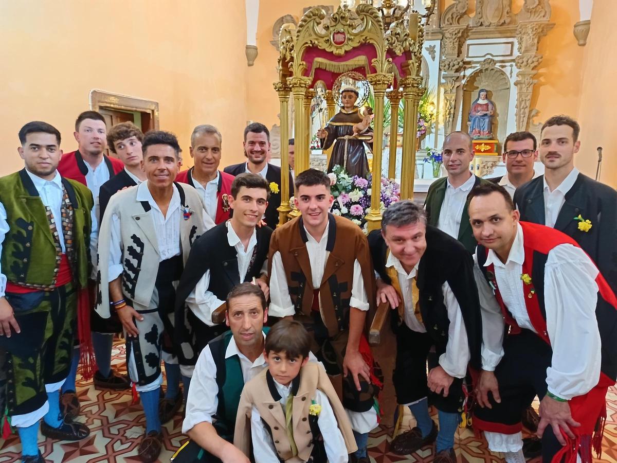 Un grupo de botijos que portaron la imagen del santo en la procesión en una edición anterior de la fiesta.