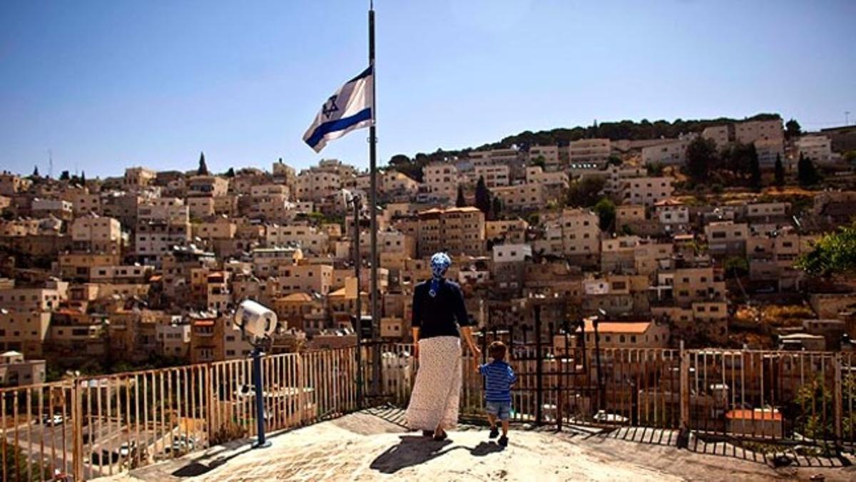 Una mare jueva observa amb el seu fill el barri de Silwan, al nord de Jerusalem. Tot i que la zona és predominantment àrab, l¿habiten més de 2.000 jueus.
