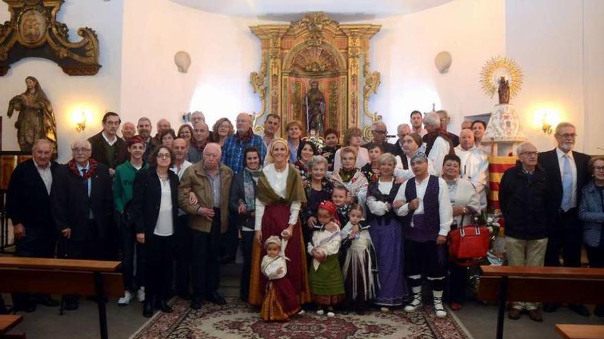 Los aragoneses de Pontevedra celebran la misa en honor a la Virgen del Pilar en O Burgo. // Rafa Vázquez