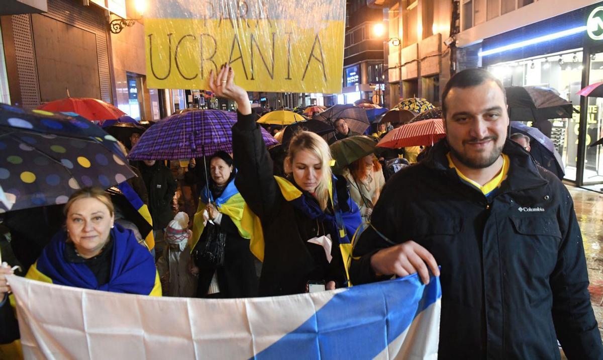 Manifestación ayer, de ucranianos por la calle Real. |   // CARLOS PARDELLAS