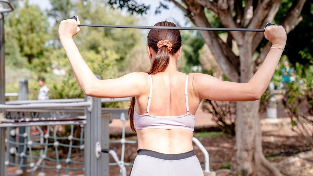 Mujer ejercitando la espalda