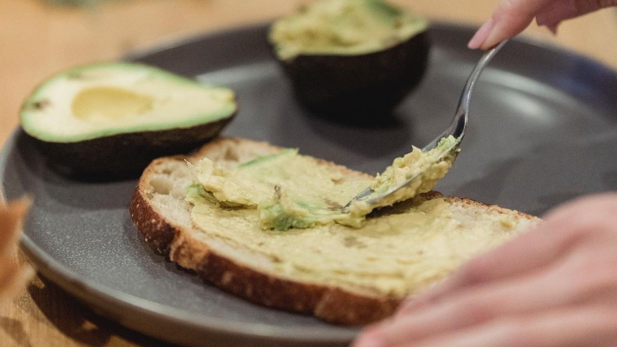 Tostas de aguacate, bacalao ahumado y cintas de espárragos en preparación.