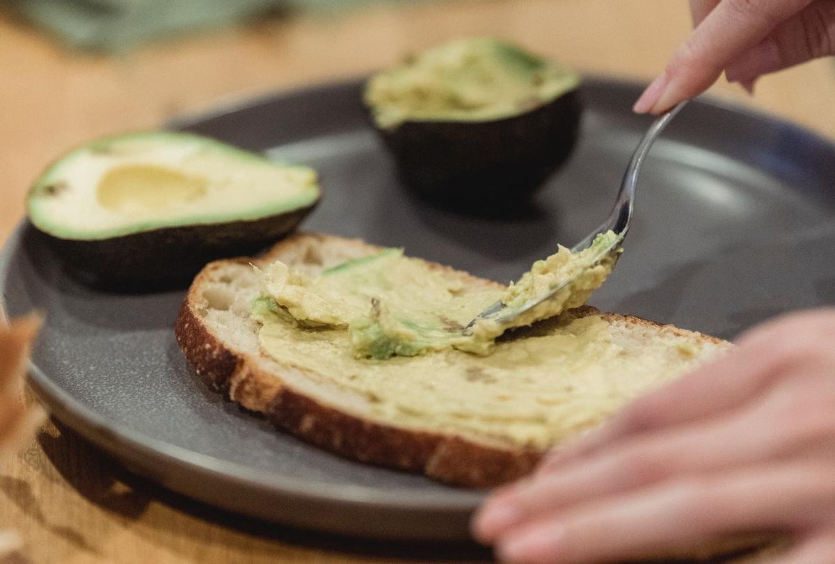 Tostas de aguacate, bacalao ahumado y cintas de espárragos en preparación.