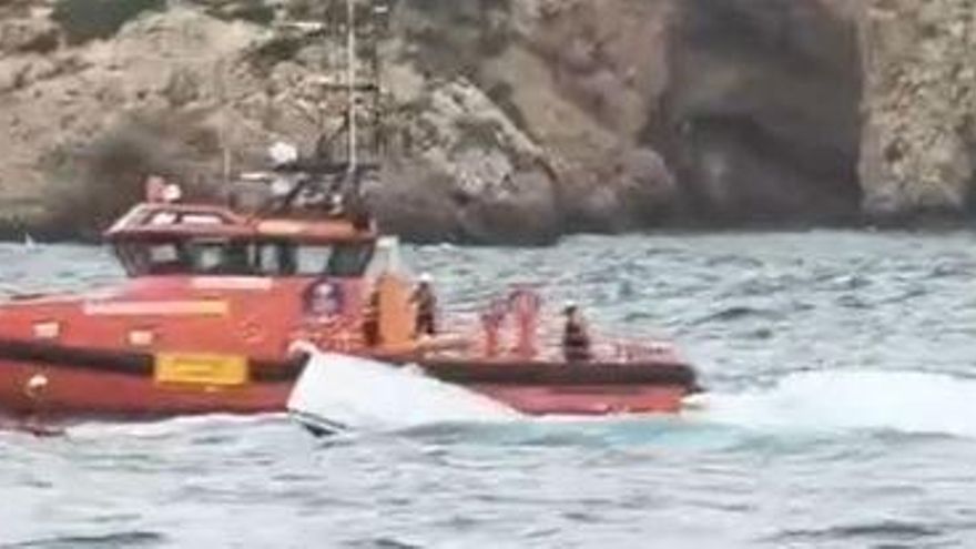 Vídeo: Salvamento Marítimo rescata al tripulante de una lancha a la deriva en Ibiza