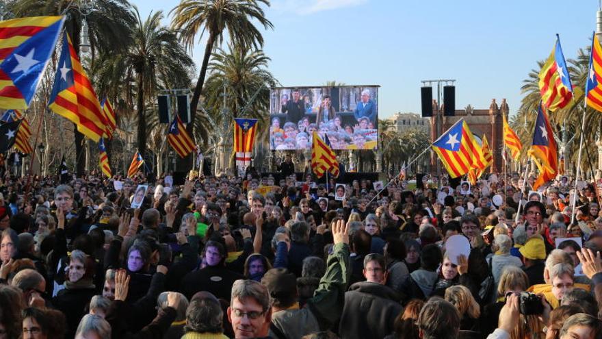 Centenars de persones segueixen els parlaments de l&#039;ANC al Passeig de Lluís Companys