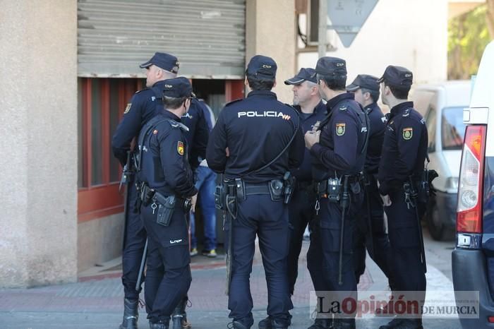 Muere de una cuchillada en el cuello un hombre en un bar de Puente Tocinos