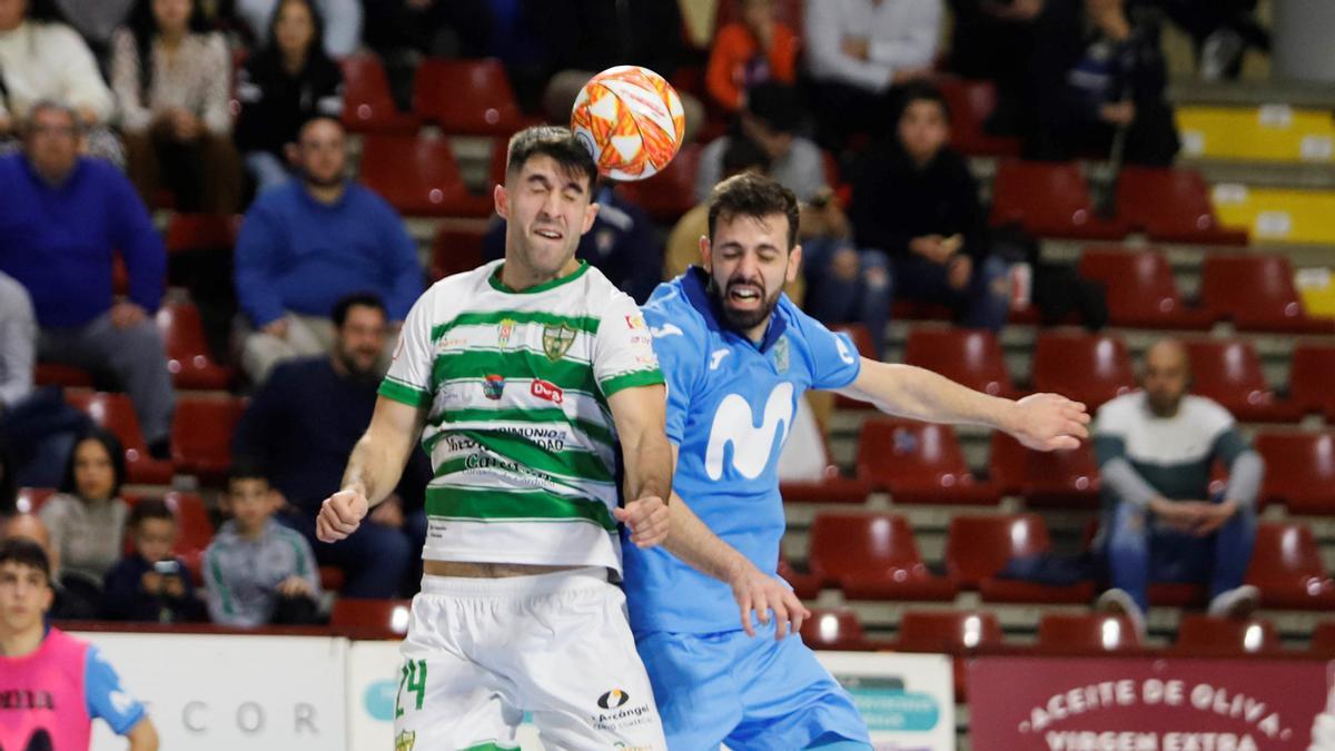 Ismael pugna por un balón aéreo en el Córdoba Futsal-Movistar Inter disputado en Vista Alegre.