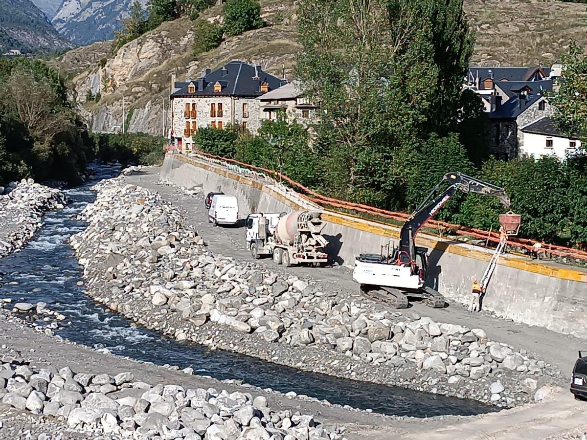 Máquinas en la intervención junto al cauce del Ésera, en Benasque.
