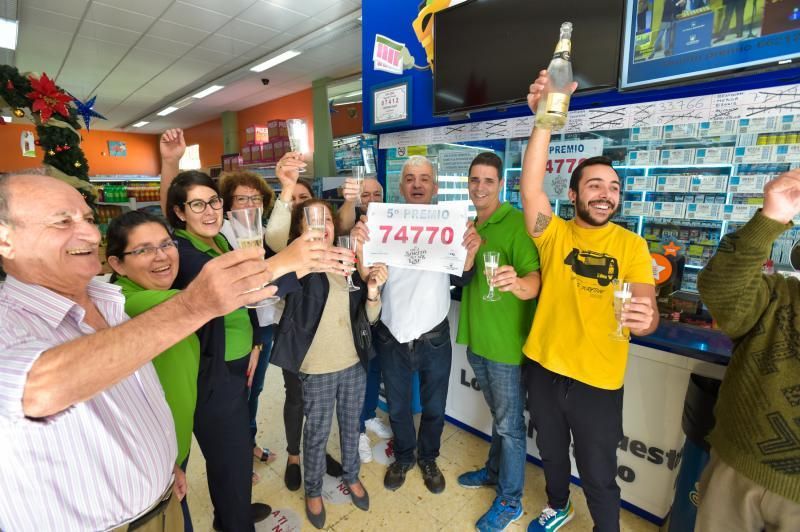 22-12-2019 SANTA LUCÍA DE TIRAJANA. 5º premio del sorteo de Navidad de la Loteria Nacional, vendido en el despacho situado en el Supermercado Doctoral (Grupo Bolaños). Fotógrafo: ANDRES CRUZ  | 22/12/2019 | Fotógrafo: Andrés Cruz