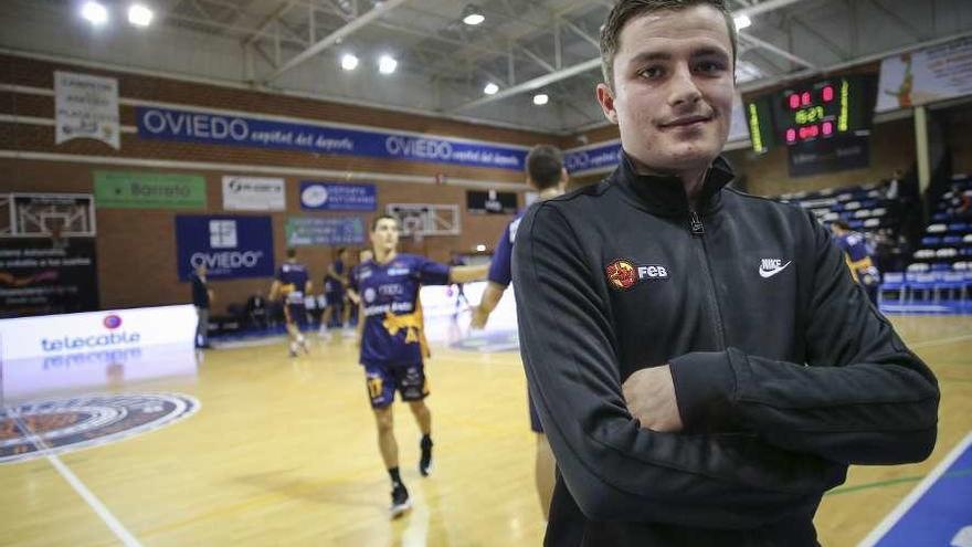 Iyán González, en primer término, antes de pitar un partido del Oviedo Baloncesto en Pumarín.