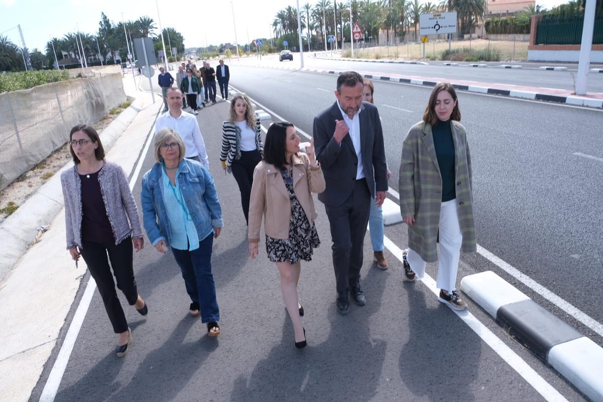 La consellera de Obras Públicas con los alcaldes de Elche y Santa Pola, entre otras autoridades, en la vía.