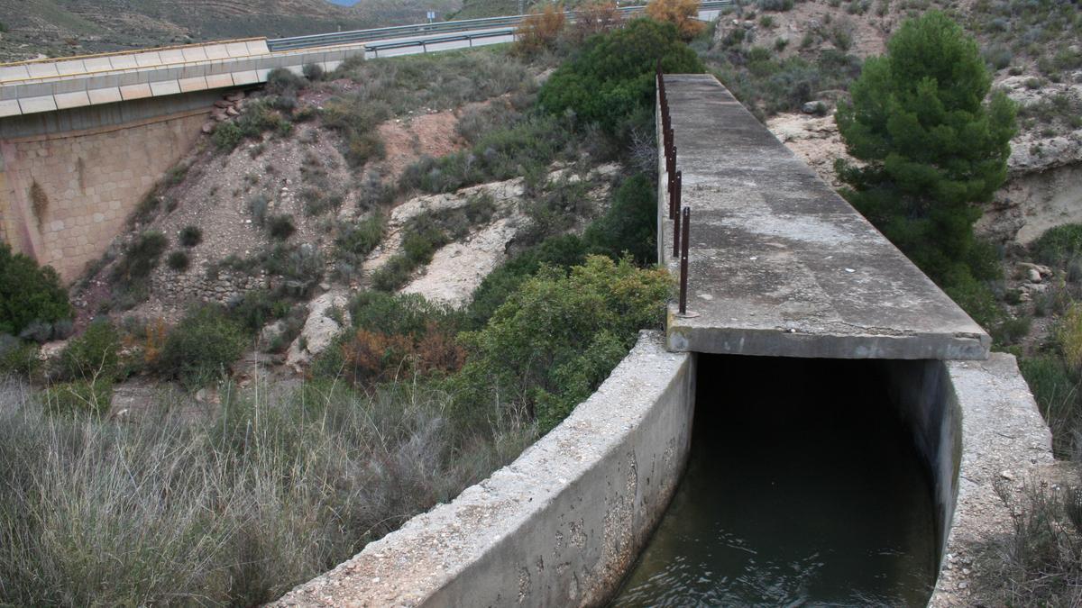 Canal que lleva las aguas del Pantano de Puentes a la ciudad en el tramo que salva la Rambla de Las Canteras