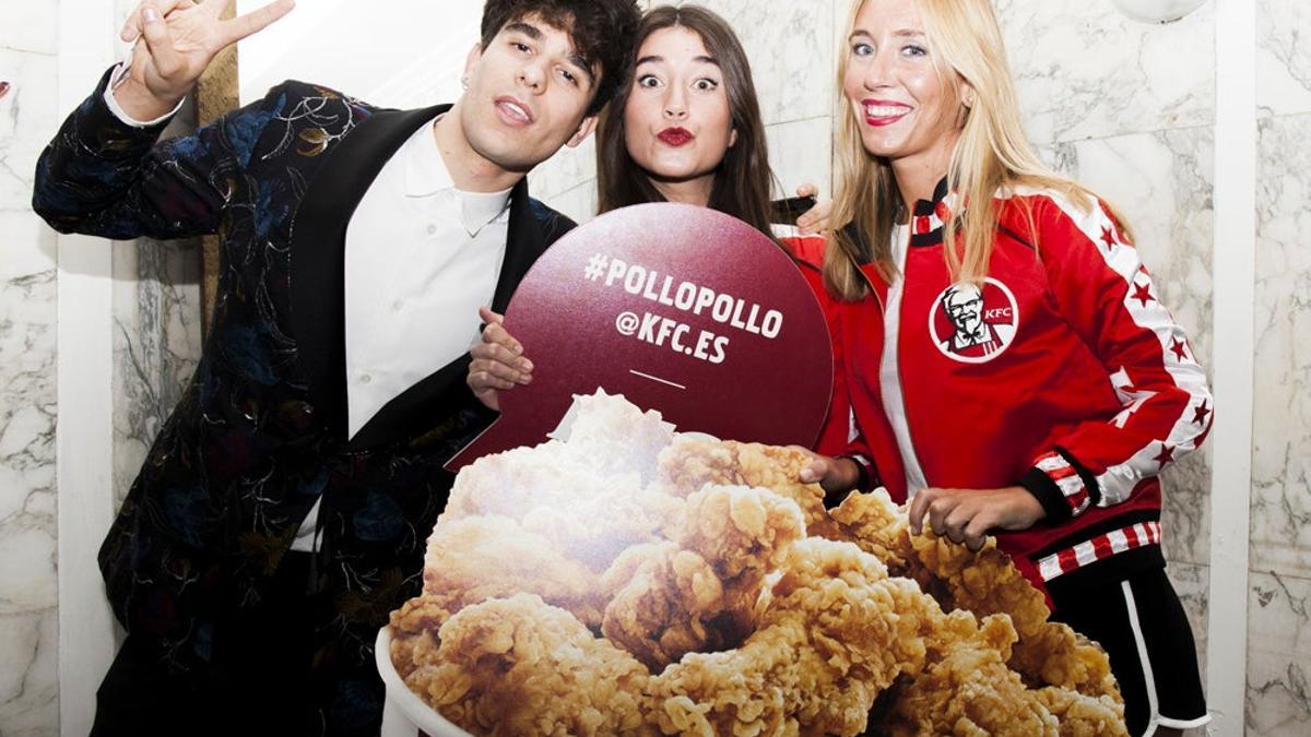 Javier Calvo con el pollo pollo de KFC