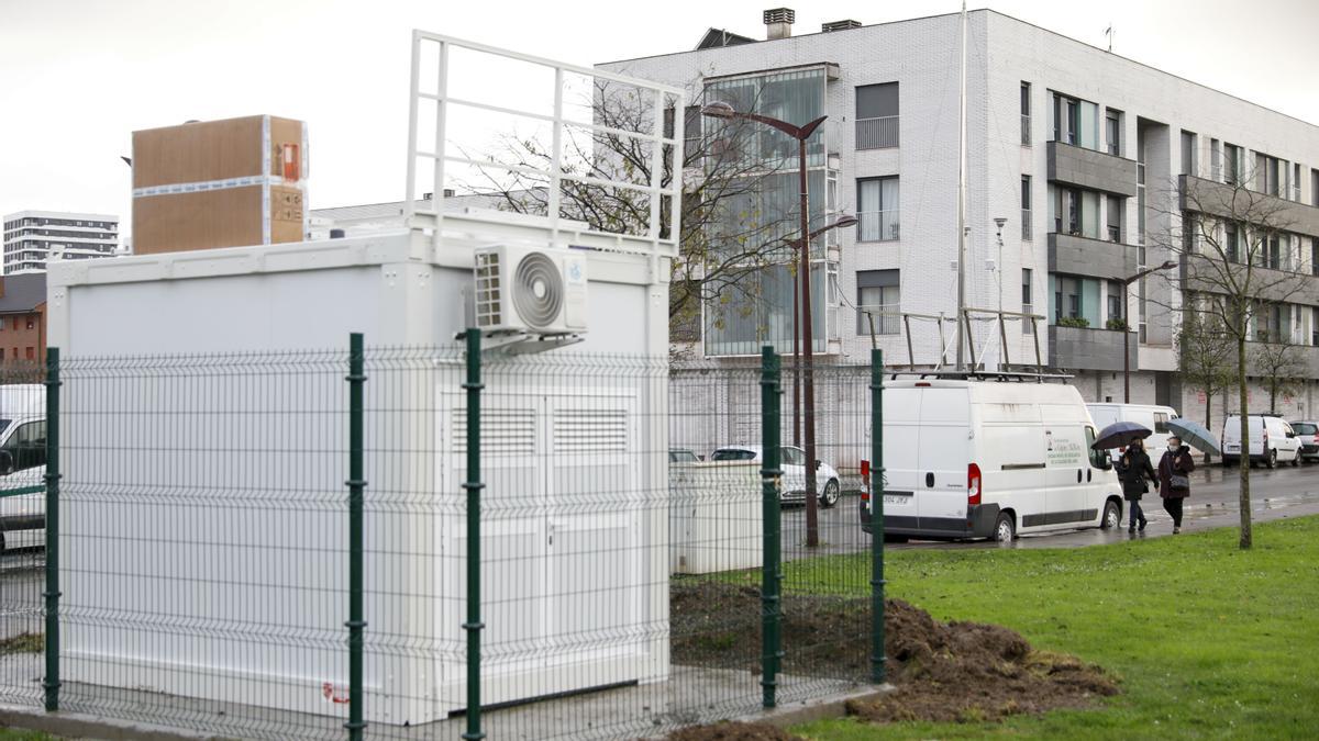 La caseta de la estación de control de la contaminación del Principado en El Lauredal, con la unidad móvil del Ayuntamiento, al fondo.