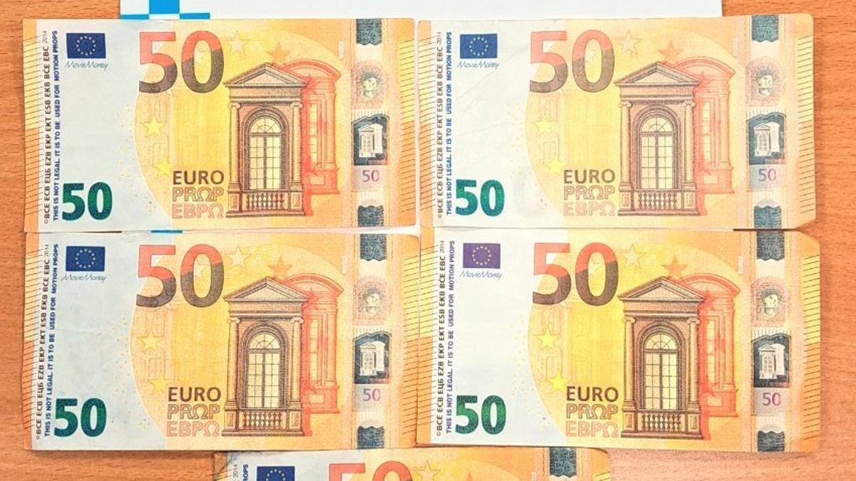 Algunos de los billetes de 50 euros detectados en Bertamiráns
