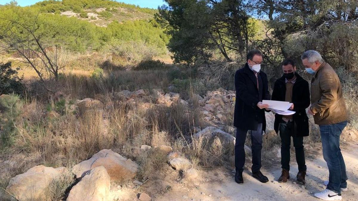 El alcalde de Alcalà, en una visita a la zona donde se habilitará el área de esparcimiento de Alcossebre, que estará situada junto a Cala Blanca.