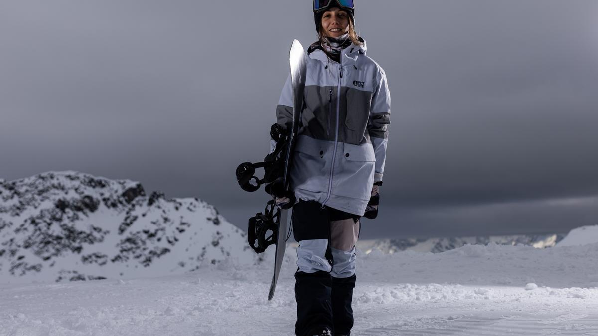 Núria Castán en la nieve con su snowboard.