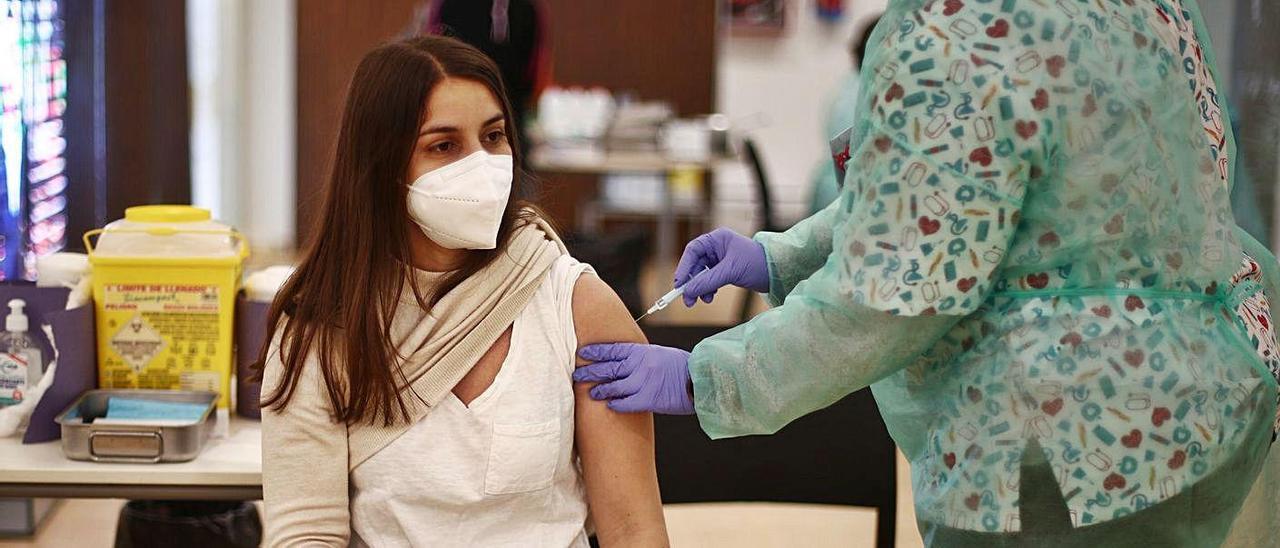 Una farmacéutica recibe la vacuna contra el COVID-19