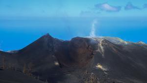 Restos humeantes del volcán de La Palma, en Canarias.