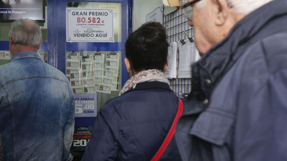 Compradores en una administración de lotería, en una imagen de archivo. | VICENT M. PASTOR