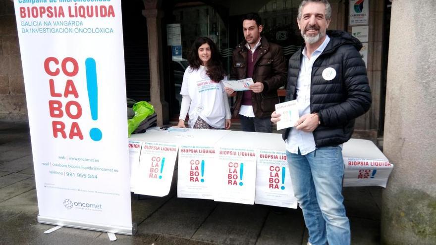 Pepe Solla preside la mesa informativa de la campaña en los Soportales de A Ferrería