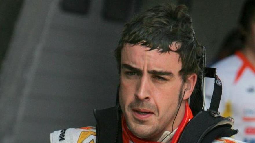 El piloto español de Fórmula Uno Fernando Alonso, de Renault, se prepara para participar en la segunda sesión de prácticas libres en el circuito internacional de Shanghai (China), el 17 de abril de 2009. El Gran Premio de Fórmula Uno de Shanghai tendrá lugar el próximo 19 de abril. EFE/Diego Azubel