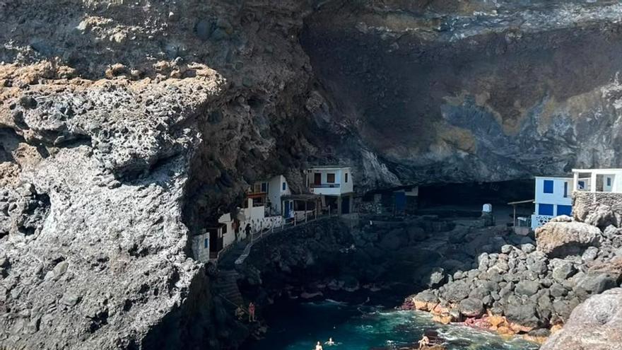 El rincón escondido de La Palma que parece sacado de una película: casas dentro de una cueva y un baño directo en el mar