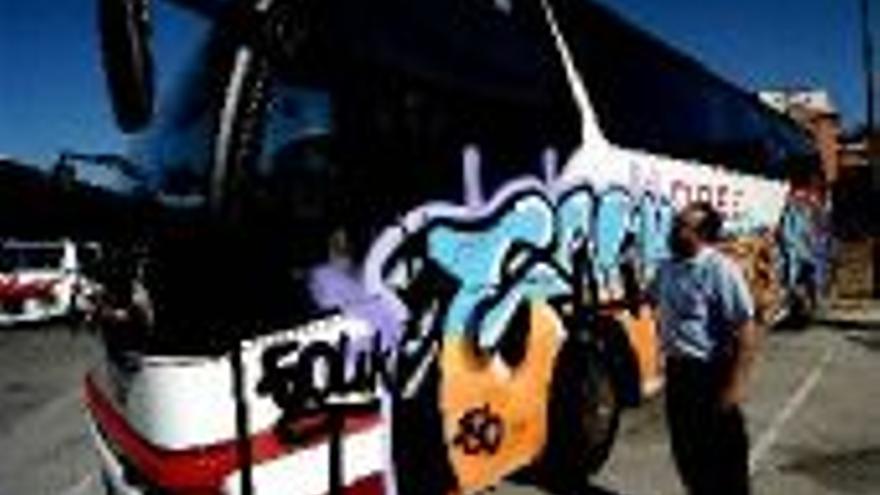 UN AUTOBUS DE LA EMPRESA LOPEZ, AFECTADO PORLOS ´GRAFFITI´