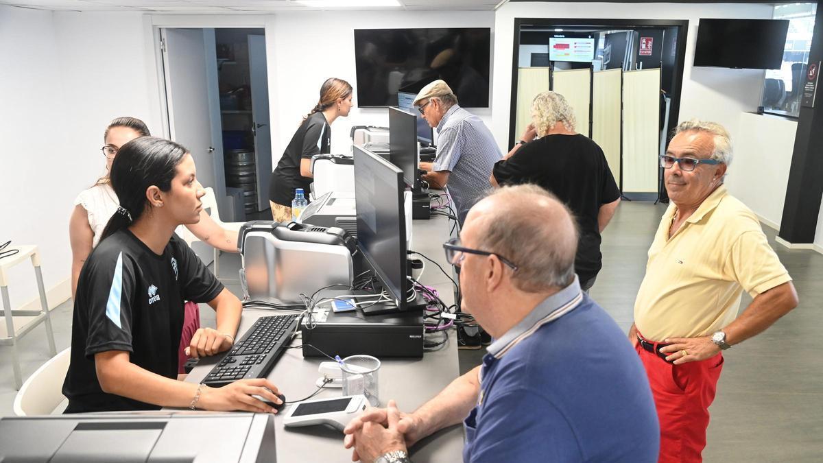 El club albinegro finalizó la fase de renovaciones en julio con 12.850 abonados.