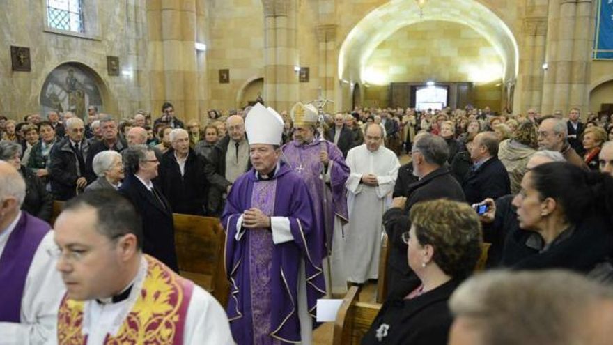 En el centro, el obispo auxiliar de Madrid, Juan Antonio Martínez Camino, seguido del arzobispo de Oviedo, Jesús Sanz Montes, entrando en el templo.