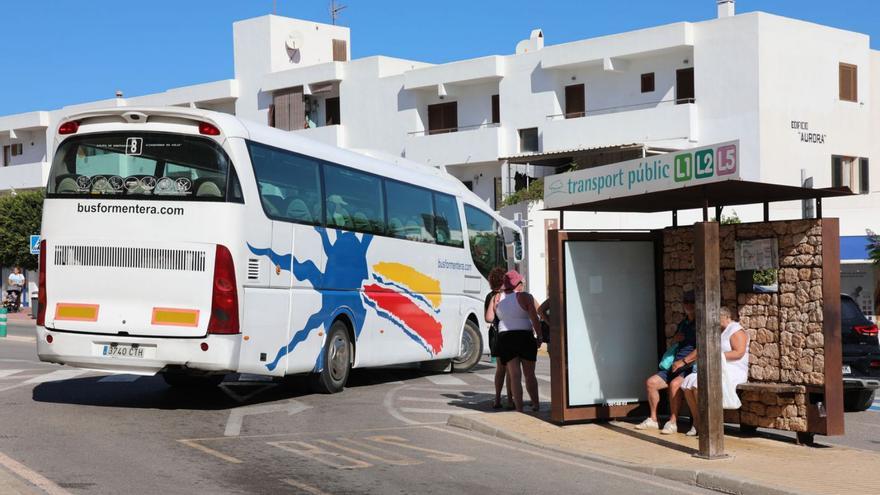 Asociaciones de Formentera piden un transporte público gratuito, más frecuencias y buses más pequeños