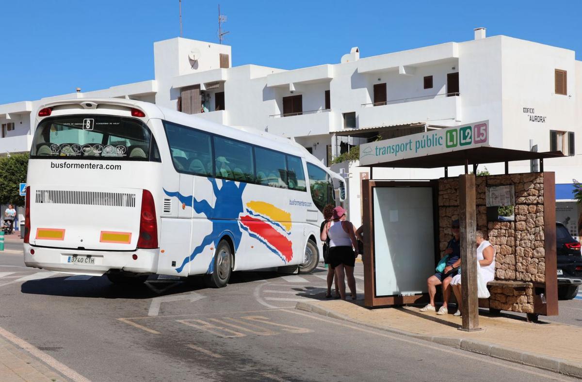 Parada del autobús del transporte público en Sant Francesc Xavier.