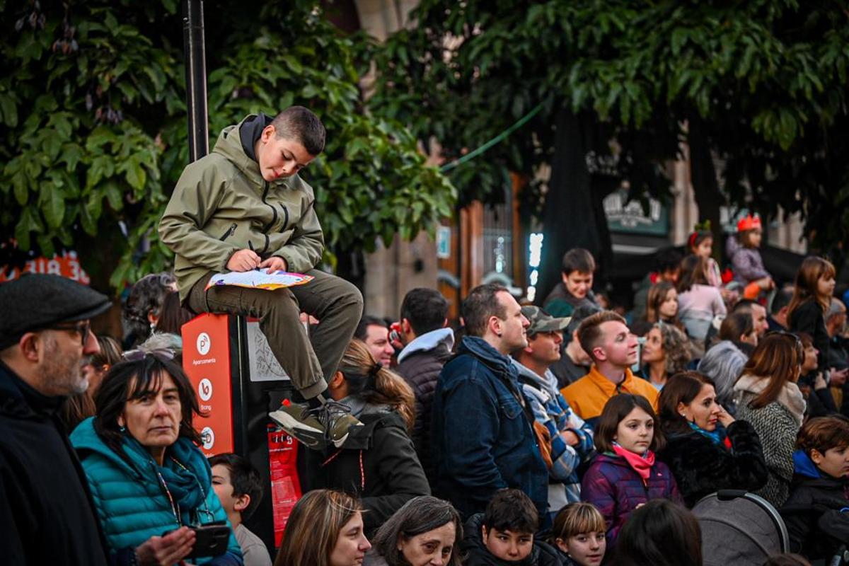 Miles de niños esperan la llegada de los Reyes Magos