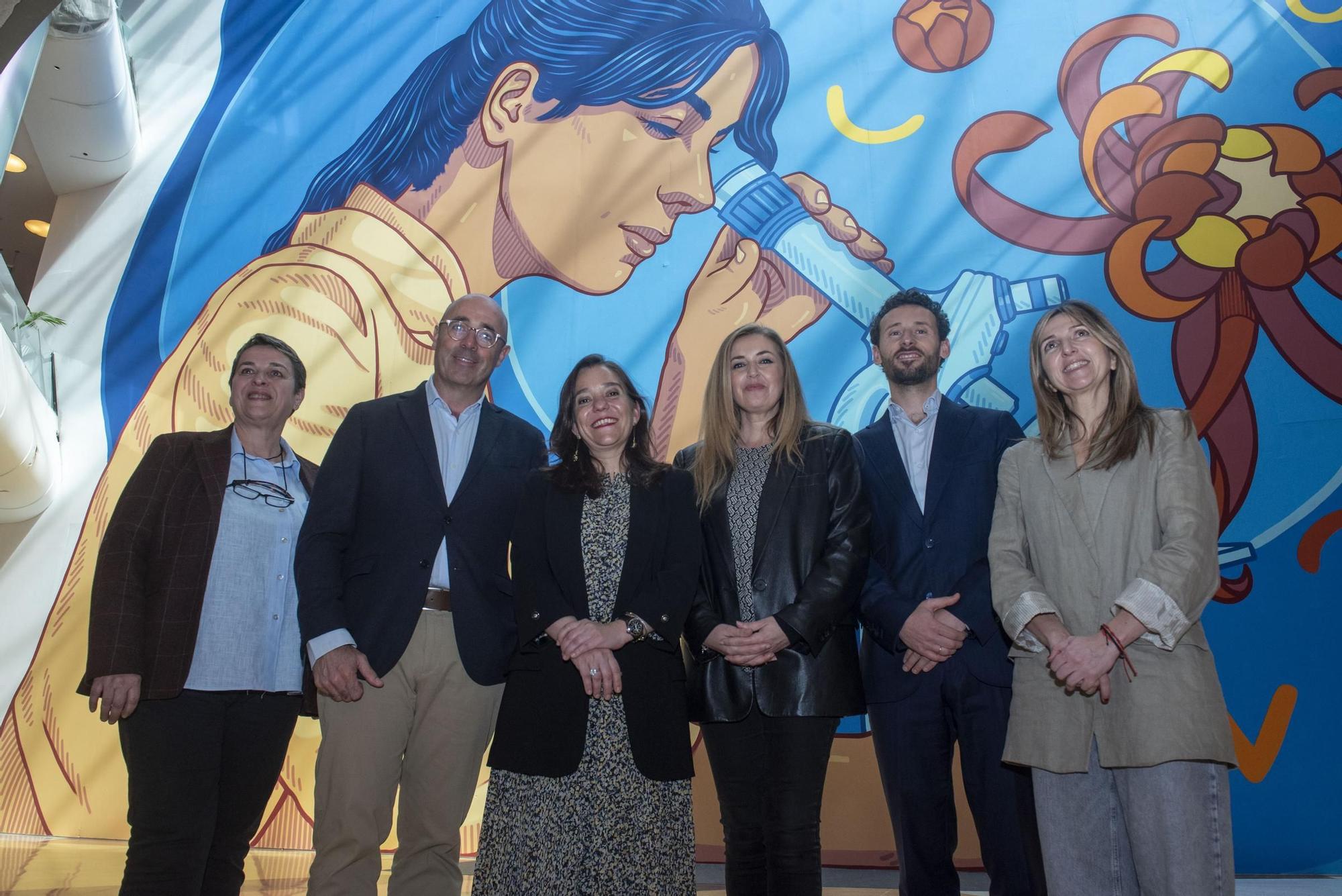 Un mural de Lidia Cao rinde homenaje a las mujeres científicas en Marineda City